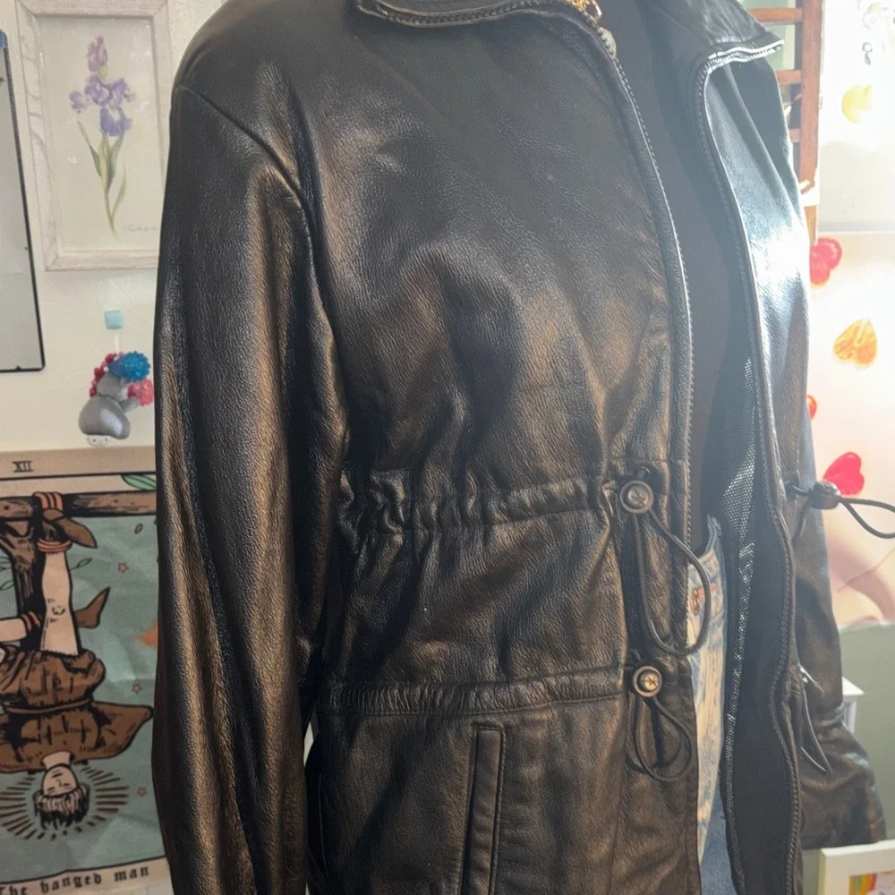 Vintage Wilson’s leather jacket with cute detailing and timeless look - Picture 2 of 14
